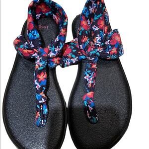 Sanuk Yoga sling sandal in a size 4–5 Floral Fabric Straps